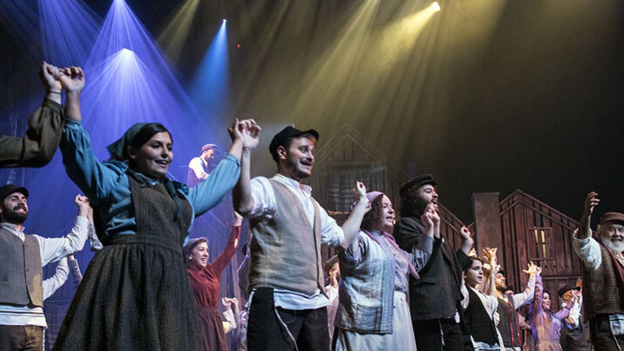 ‘Damdaki Kemancı’ müzikali perde açtı; izleyicinin ilgisi yoğundu
