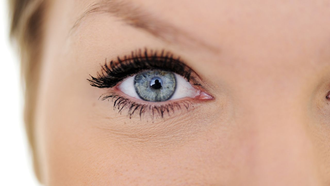 Uykusuzluk göz kapağı sarkmasına sebep oluyor