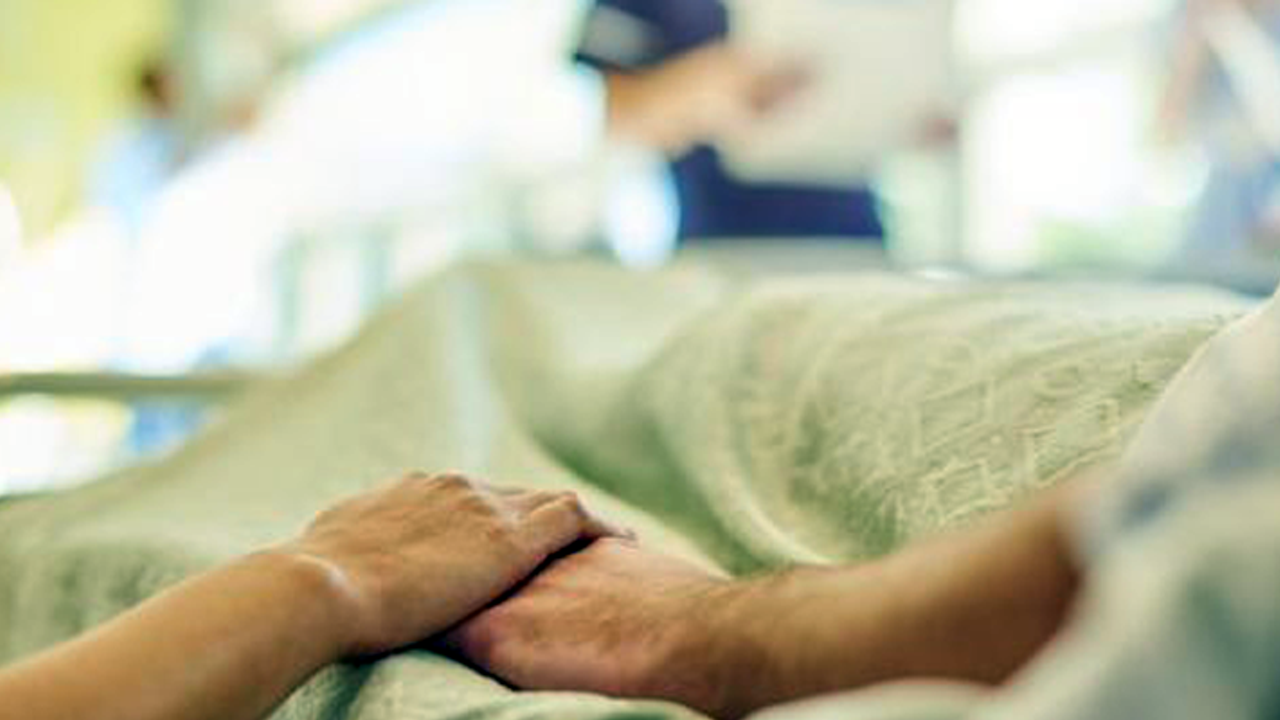 El ele tutuşmak acıyı azaltıyor