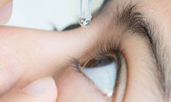 Göz kuruluğuna karşı damla tedavisi