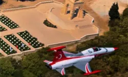 Türk Yıldızları Çanakkale'de 57. Alay Şehitliği Üzerinde Saygı Uçuşu Yaptı