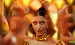Beren Saat Klibinde Neden Arı Figürünü Kullandı? Mesajı Dikkat Çekti
