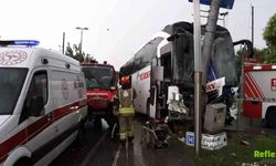 İstanbul’da Otobüs Kazası! Otomobile Çarpıp Direğe Saplandı: 30 Yaralı