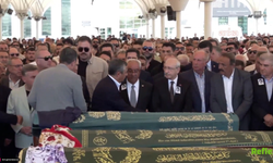 Olcay Baykal'ın Cenazesinde Gündem Olan An! Kılıçdaroğlu Ve Özgür Özel Karşı Karşıya Geldi