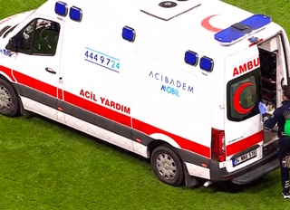 Korkutan sakatlık: Ambulansla sahaya girdi. Ahmed Kutucu ve Kaleci İsa çarpıştı