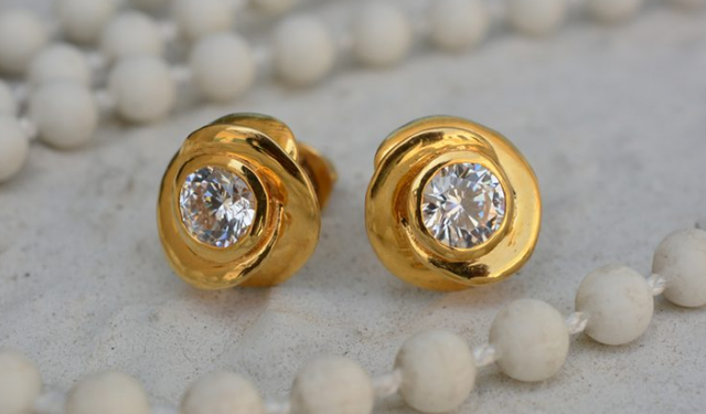 Kadın Küpeleri: Stilinize Işıltı Katan Detaylar