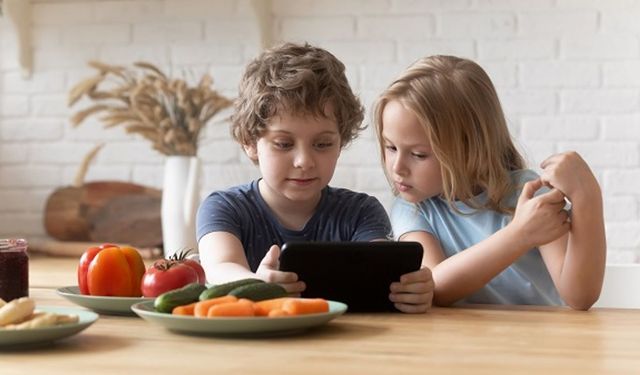 Akıllı cihaz kullanımı çocuklarda göz problemlerini artırabiliyor