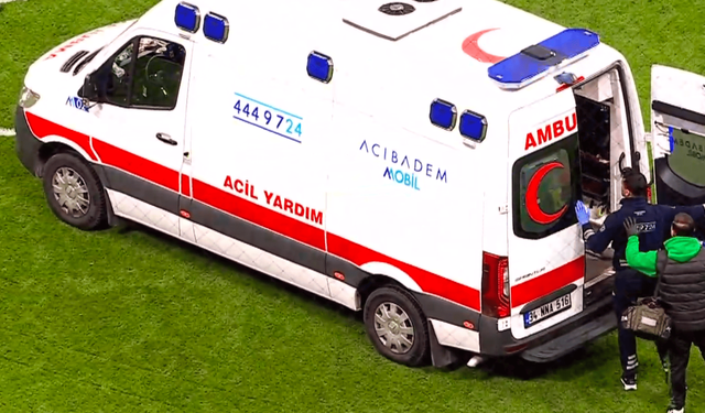 Korkutan sakatlık: Ambulansla sahaya girdi. Ahmed Kutucu ve Kaleci İsa çarpıştı