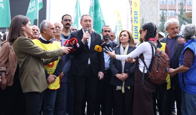 Eğitimde Şiddete Karşı Yaşam Nöbeti: Sendikalar Milli Eğitim Bakanlığı Önünde Toplandı