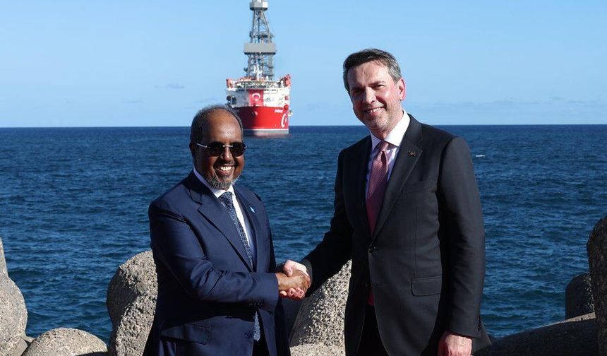 Bakan Bayraktar, Somali'de Çağrı Bey Sondaj Gemisi'ni Karşıladı