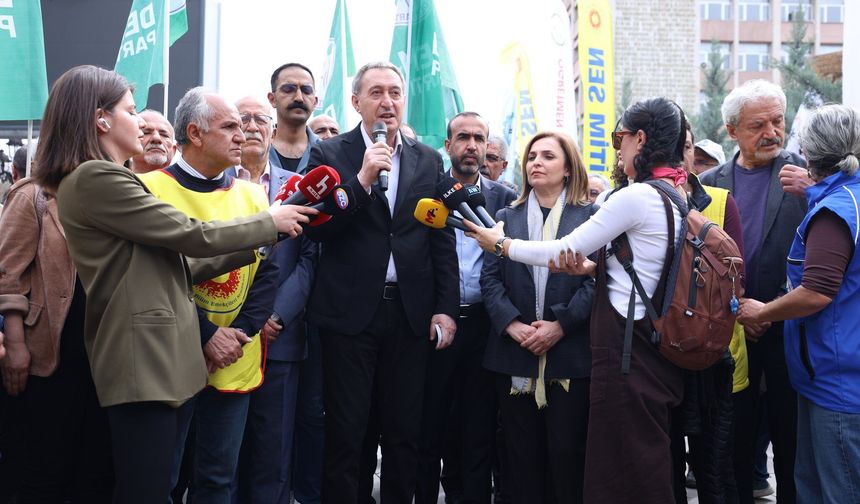 Eğitimde Şiddete Karşı Yaşam Nöbeti: Sendikalar Milli Eğitim Bakanlığı Önünde Toplandı