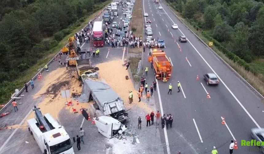 Tır Devrildi Yardıma Koşan Araca Otomobil Çarptı: 6 Kişi Hastanelik Oldu