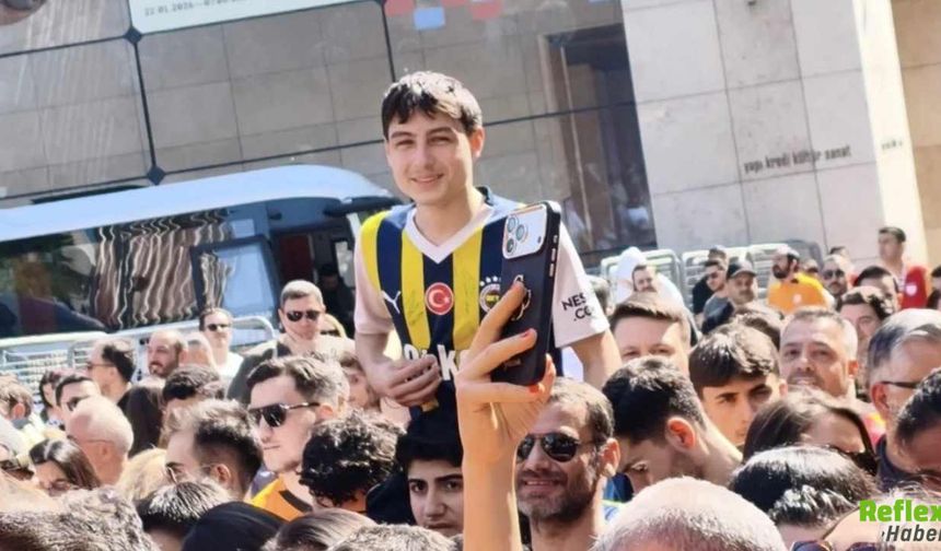 Fenerbahçeli Taraftar Galatasaray’ın Şampiyonluk Kutlamasında Görüntülendi