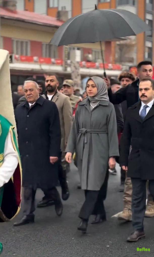 Polise Şemsiye Tutturulan Görüntü Gündem Oldu, Açıklama Geldii
