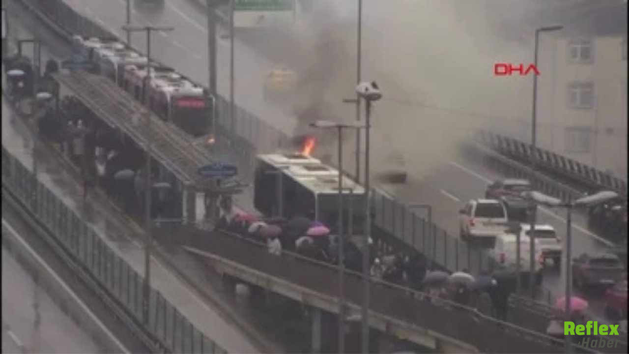 Metrobüste Dehşet Anları Alevler İçinde Kalan Araç Tahliye Edildi-1