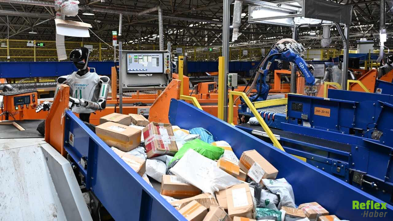 Çin’de Posta Merkezinde İnsansı Robot Dönemi Başladı-1