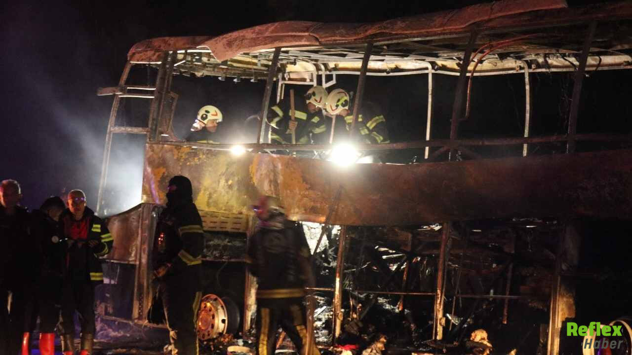 Denizli’de Yolcu Otobüsü Faciası, Bariyerlere Çarpan Araç Alev Topuna Döndü 7 Ölü 34 Yaralı1