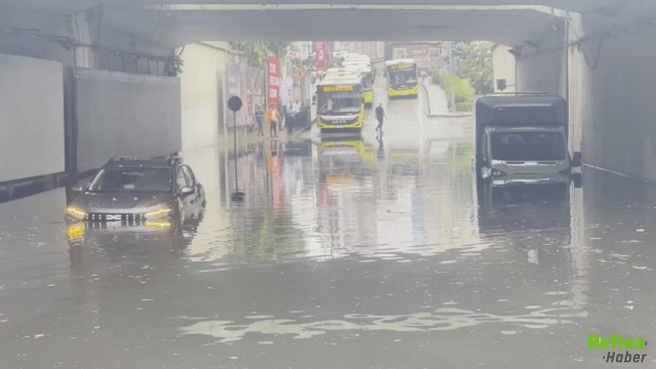 İstanbul Felaketi Yaşadı! Caddeler Göle Döndü, Beşiktaş'ta Nefes Kesen Kurtarma2