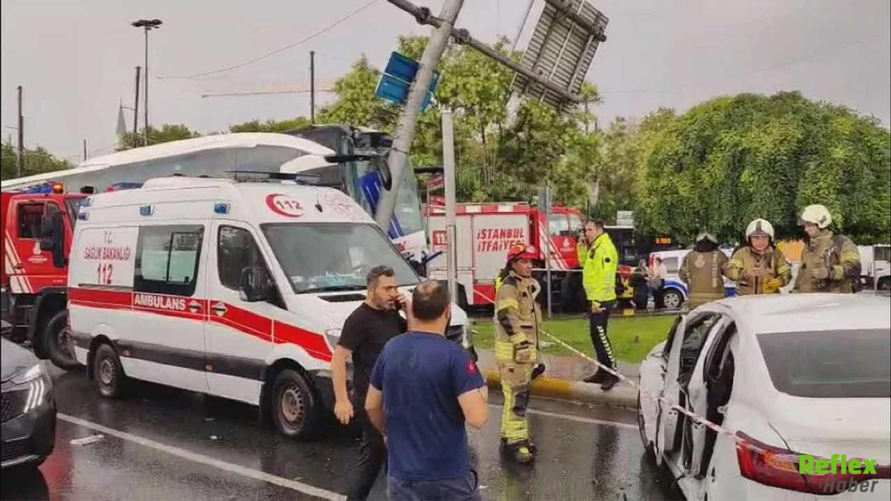 İstanbul’da Yolcu Otobüsü Dehşeti! Otomobile Çarpıp Direğe Saplandı 30 Yaralı1