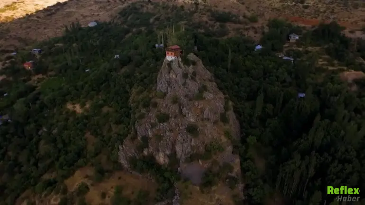 Kayaların Üzerine İnşa Edildi! Ünlü Filmle Tanınan Ev Satışta1